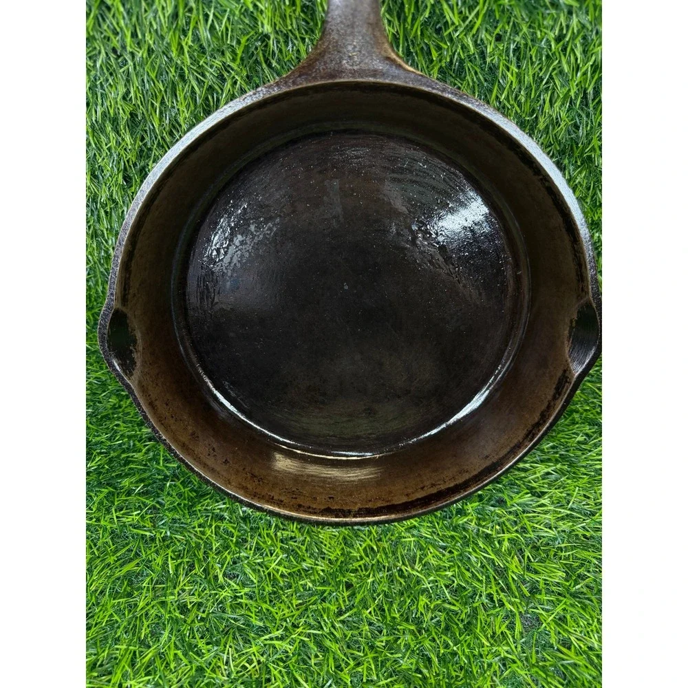 Vintage Unmarked Wagner Cast Iron Skillet Unisex 10.5 Inch Black Made in USA